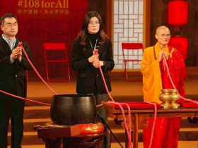 影／鄭麗文法鼓山除夕撞鐘「紅繩突劇烈抖動」嚇到快站不穩，她喊：強烈感受神明！馬英九當年甚至曾斷裂